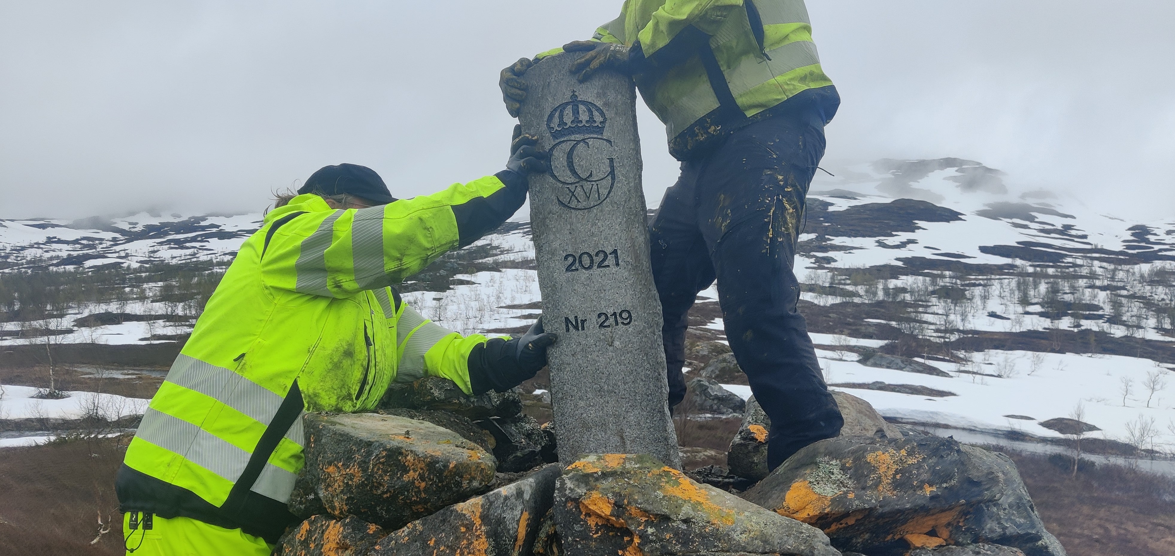 Den första nya hjärtstenen sätts upp på ett riksröse vid den pågående gränsöversynen. Den nya hjärtstenen är märkt med kung Carl XVI Gustafs monogram.