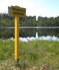Sign marking the national border between Sweden and Norway. Photographer Tor Erik Bakke.