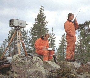 Två ingenjörer genomför mätning med Geodimeter i tredje rikstrianguleringen.