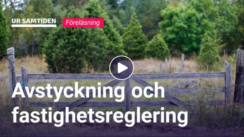 Bild på en bred grind i trä med skog bakom. Text på bilden: "Avstyckning och fastighetsreglering, UR Samtiden, föreläsning". 
