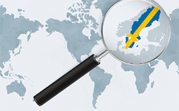 Bilden visar ett förstoringsglas över en gråtonad världskarta, där Sverige visas i svenska färger, gult och blått