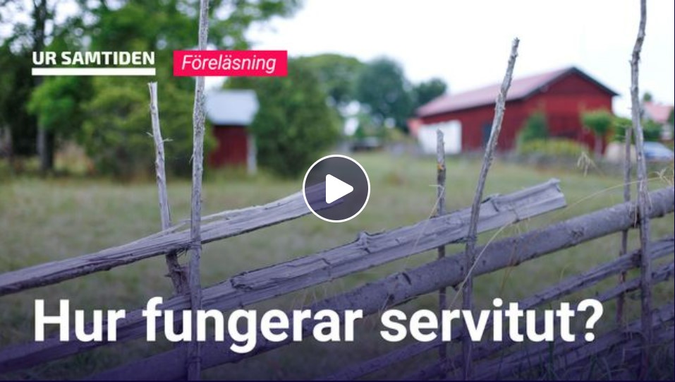 Gärdsgård i trä, med en gård med faluröda hus i bakgrunden. Text: "Hur fungerar servitut, UR Samtiden, föreläsning".