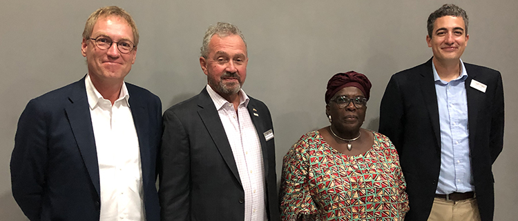 Bilden föreställer fyra personer. Från vänster: Johan Romare (svenska ambassaden i Liberia), Christopher Byren (Lantmäteriets ILAMP-projekt), Philomena Bloh Sayeh (vice chairperson LLA), samt Frank Pichel (Cadasta).