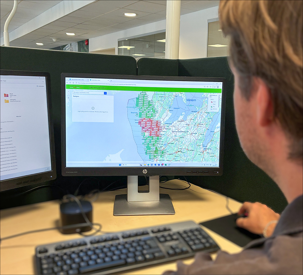 En man sitter framför sin datorskärm