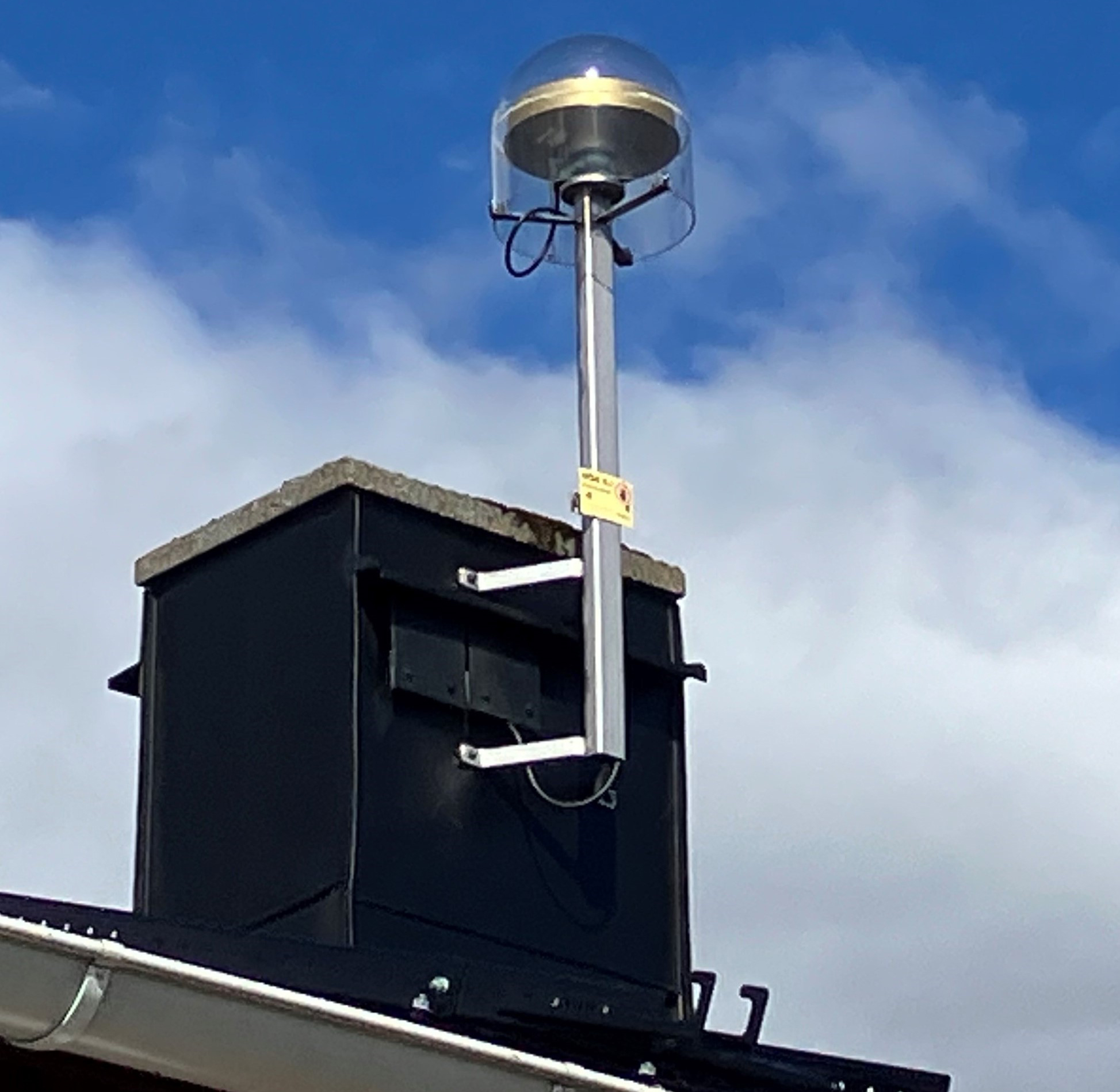 GNSS-antennen på klass B-stationen i Storuman syns ovanför taket på den byggnad där den är monterad.