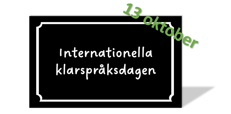 En svart skylt med vit ram där det står "Internationella klarspråksdagen" på. Texten "13 oktober", i grönt, ligger snett över skylten.
