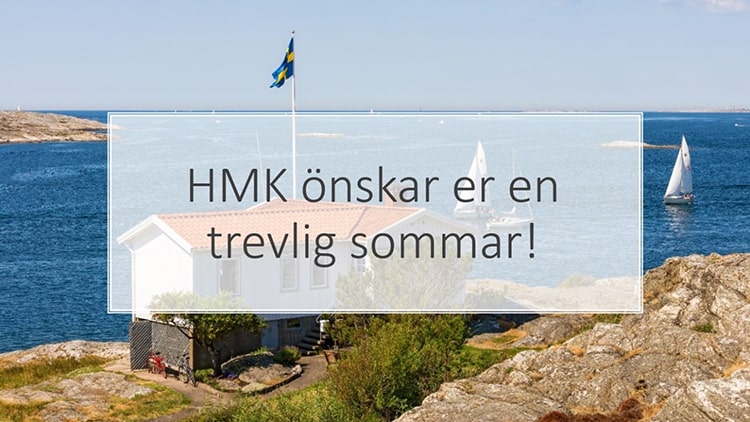 En stuga med utsikt över vattnet en solig sommardag