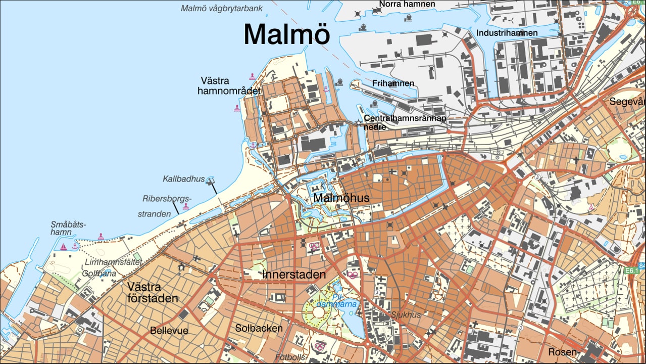 Den nya automatiskt framställda Topografi 50 Nedladdning, vektor över samma område som den ser ut i Topografisk Webbkarta Visning. Urvalet av detaljer skiljer sig något åt, ett exempel är att flera cykelvägar redovisas i den nya kartan. Dessutom har symboliseringen förbättrats vilket också bidrar till en bättre zoomupplevelse i digitala kartappar som till exempel Min karta.