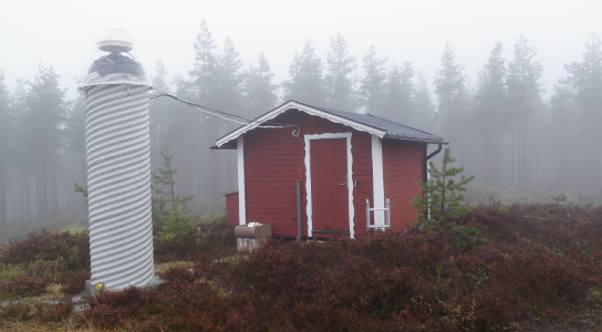 Leksand, a class A station that has the antenna mounted on a concrete pillar and instrument shed.