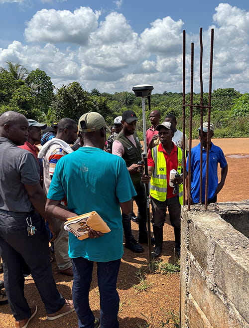 Deltagare samlade för en inmätning av marken för skolan Euphemia Barclay school, Bentol city i Liberia.