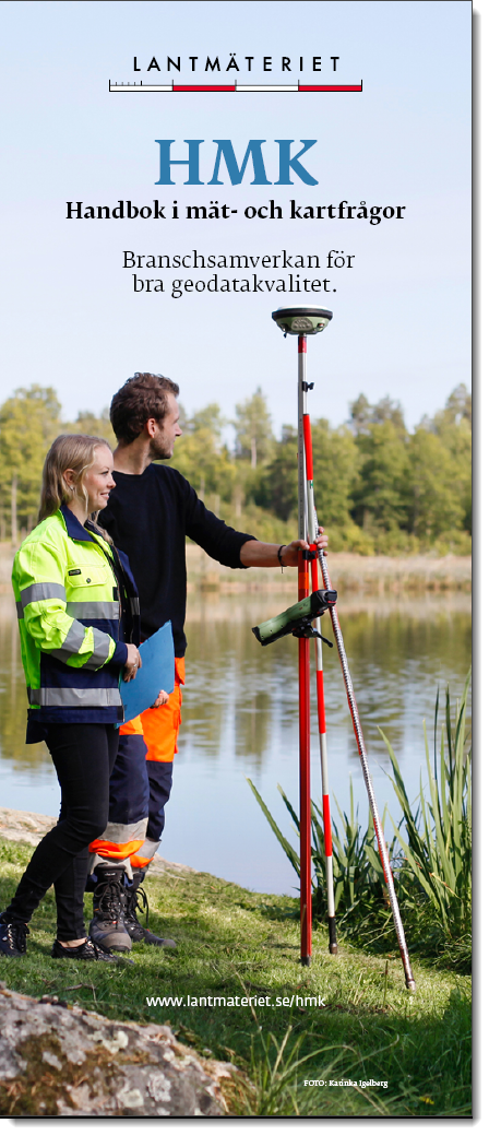 Två personer står vid en strandkant. En av dem håller i en lodstång med en GNSS-mottagare på toppen.